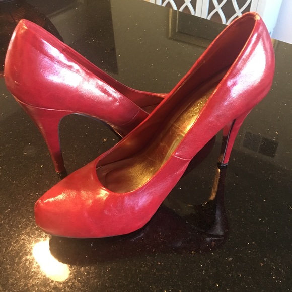 red pumps size 11